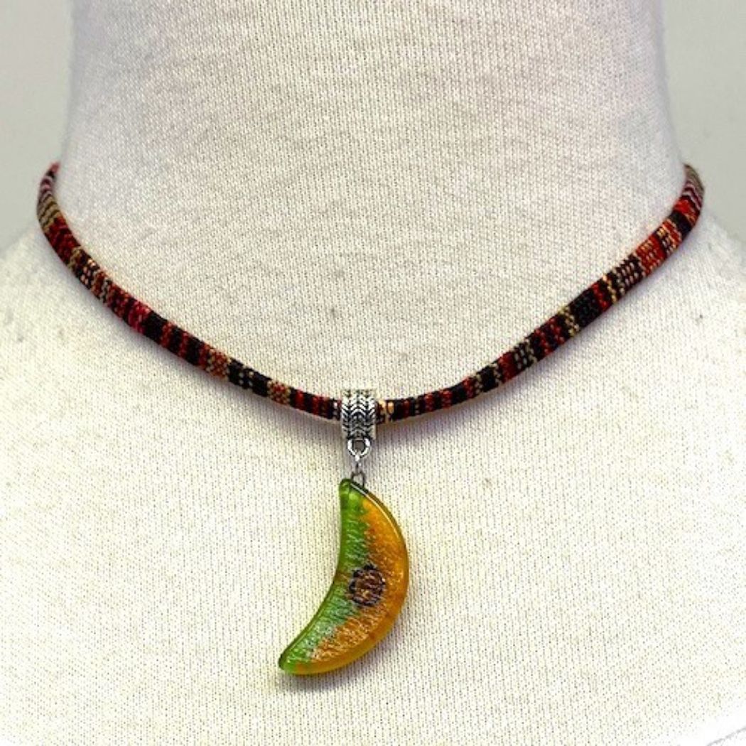 Picture of fusion glass single choker